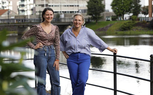 Bildet viser Therese Lothe og Sille Lukowski foran en elv. Lukowski holder i et rekkverk.