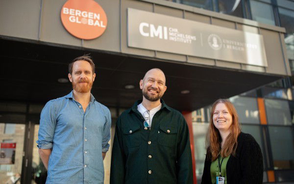 I 2025 arrangerte Norec, i samarbeid med CMI, kurs for unge forskere i Bergen. Her psykolog Per Sjøberg, seniorrågivar Ole Johannes Kaland og Hanna Fløysvik frå CMI.